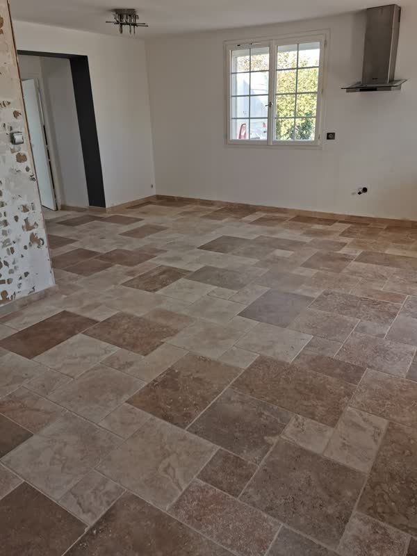 Séjour dallé en pierre, pose en opus romain, chantier d'un artisan partenaire dans l'Yonne