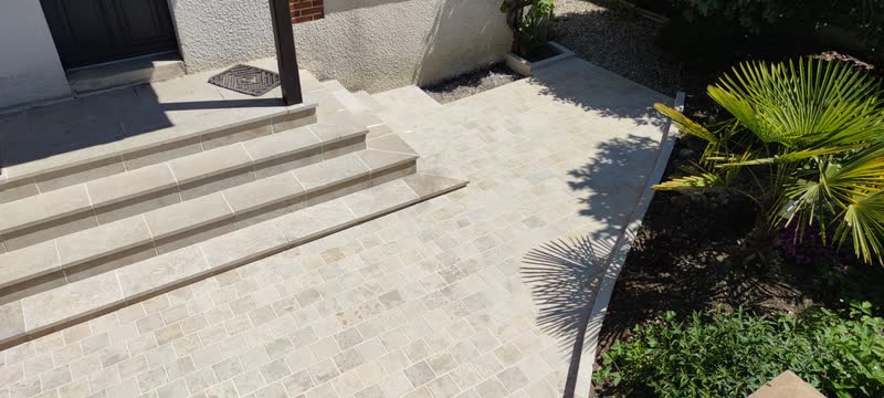Marches d'entrée en pierre et allée dallée, chantier d'un artisan partenaire dans l'Yonne