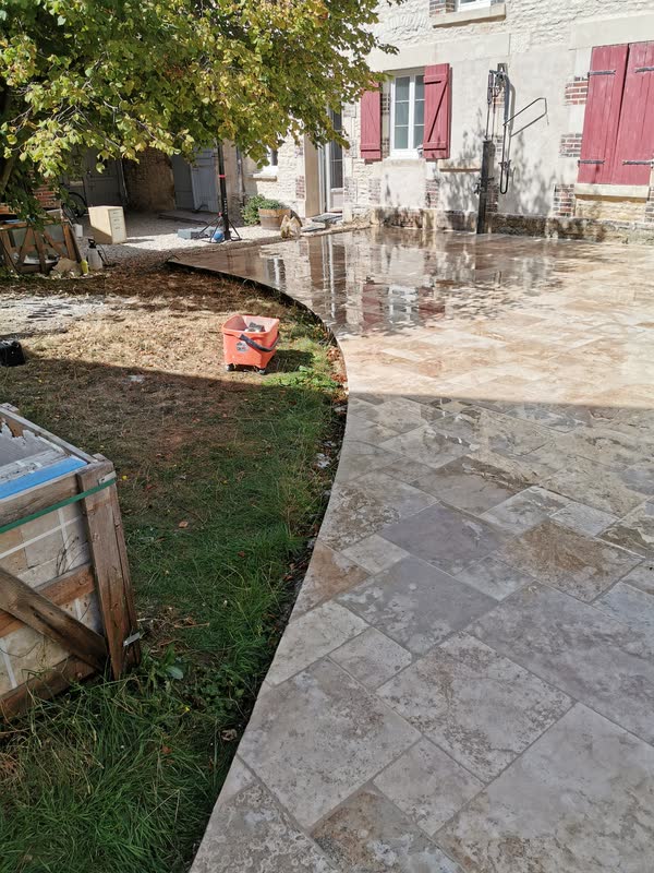 Cour dallée en pierre naturelle, chantier d'un artisan partenaire dans l'Yonne