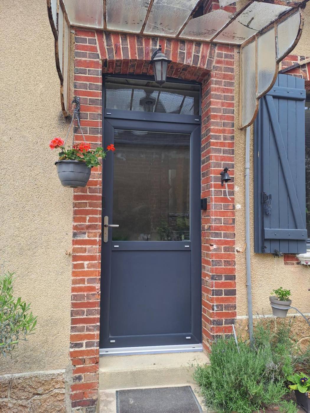 Installation d’une porte de garage sectionnelle dans l'Yonne