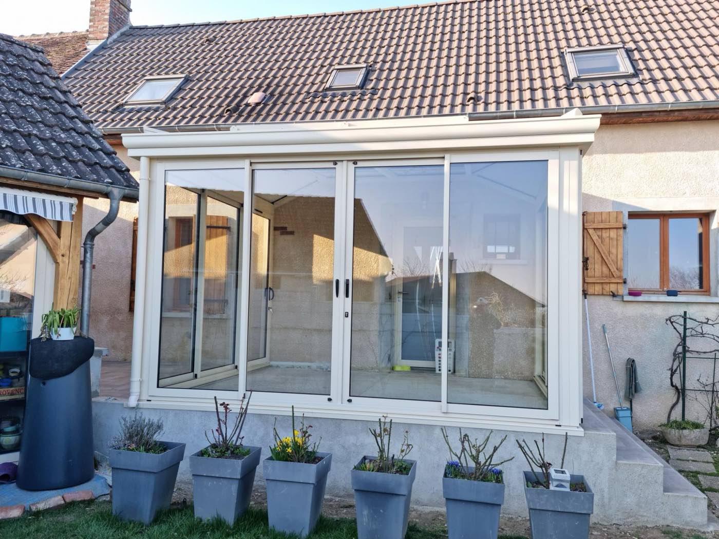 Pergola bioclimatique en aluminium dans l'Yonne